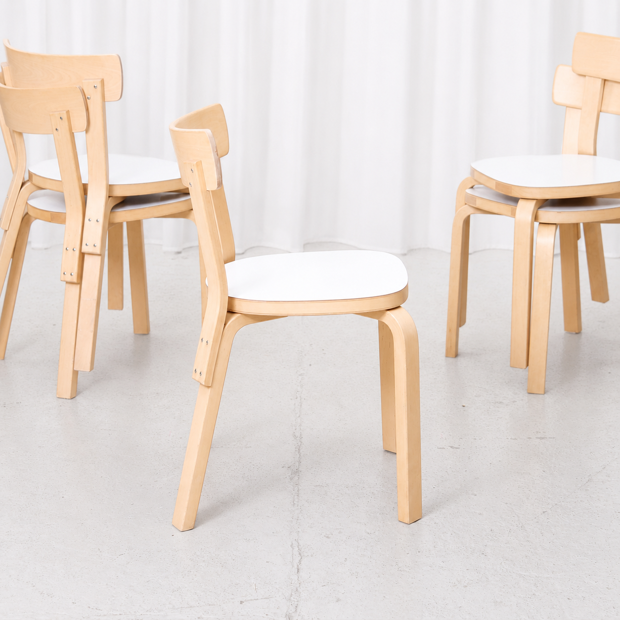 Artek tuoli 69, valkoinen laminaatti – Alvar Aalto