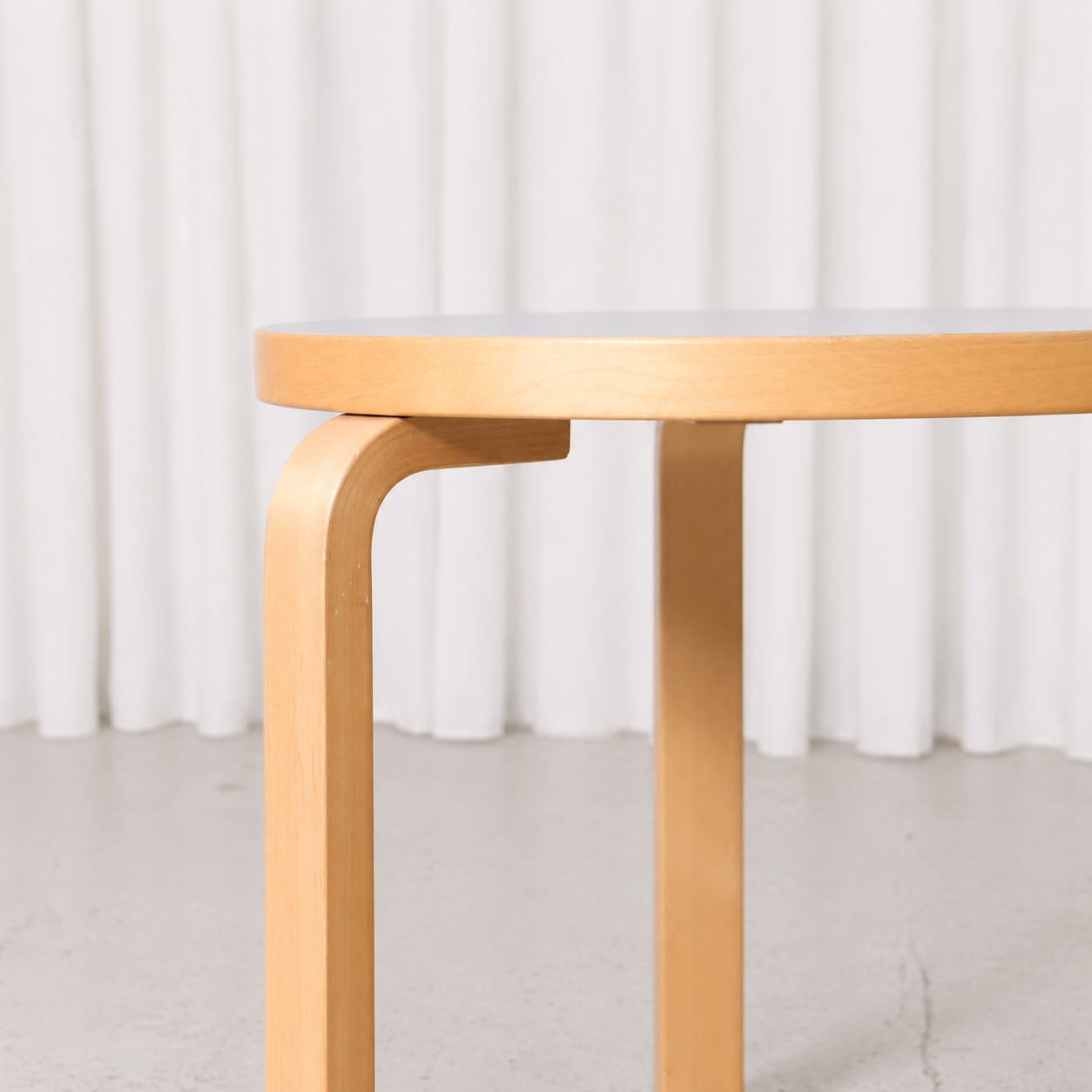 Artek 90C pöytä, vaaleansininen – Alvar Aalto