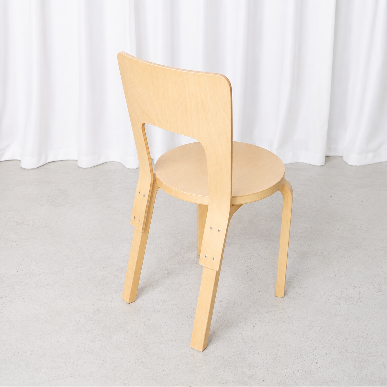 Alvar Aalto 66 -koivutuoli, valmistaja Artek