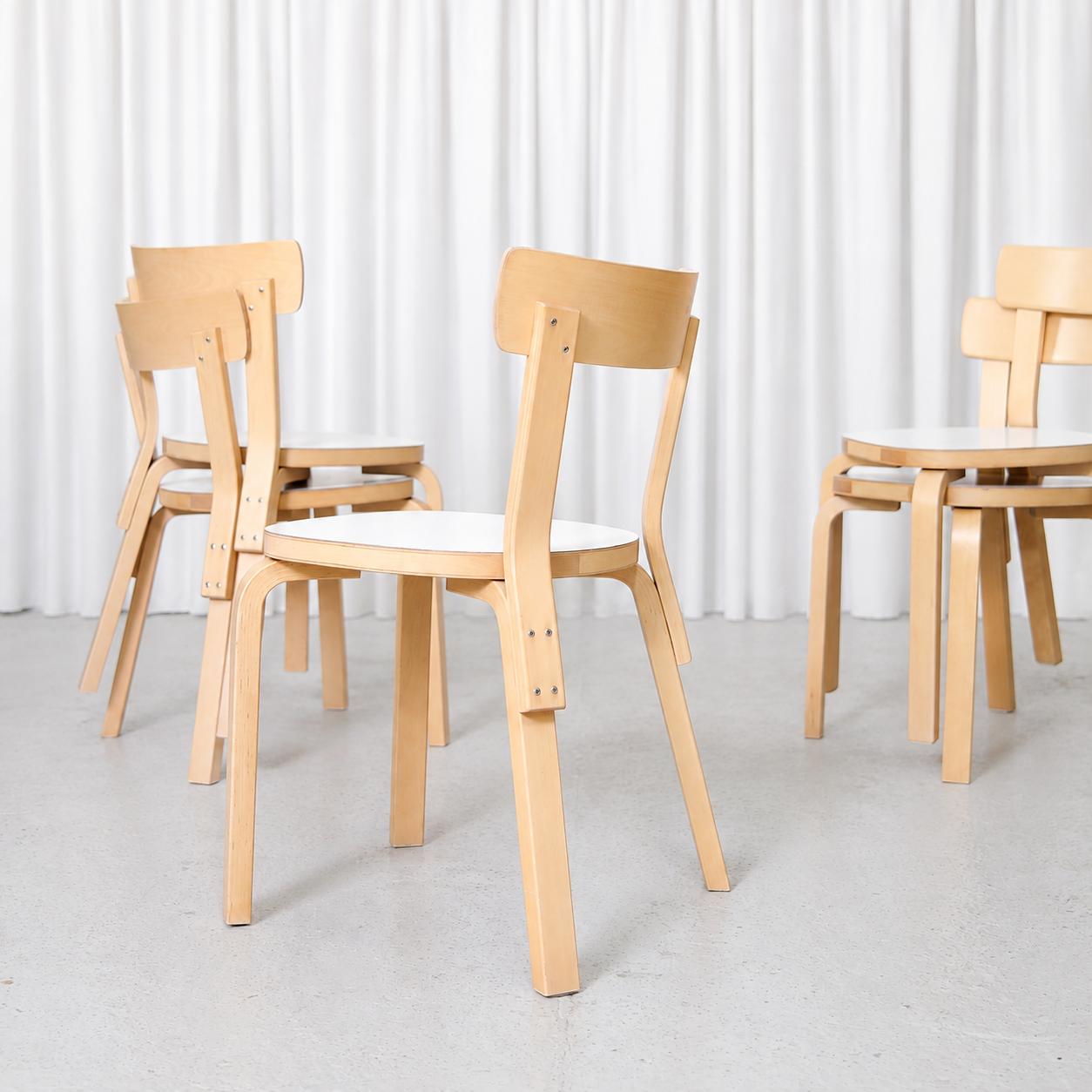 Artek tuoli 69, valkoinen laminaatti – Alvar Aalto