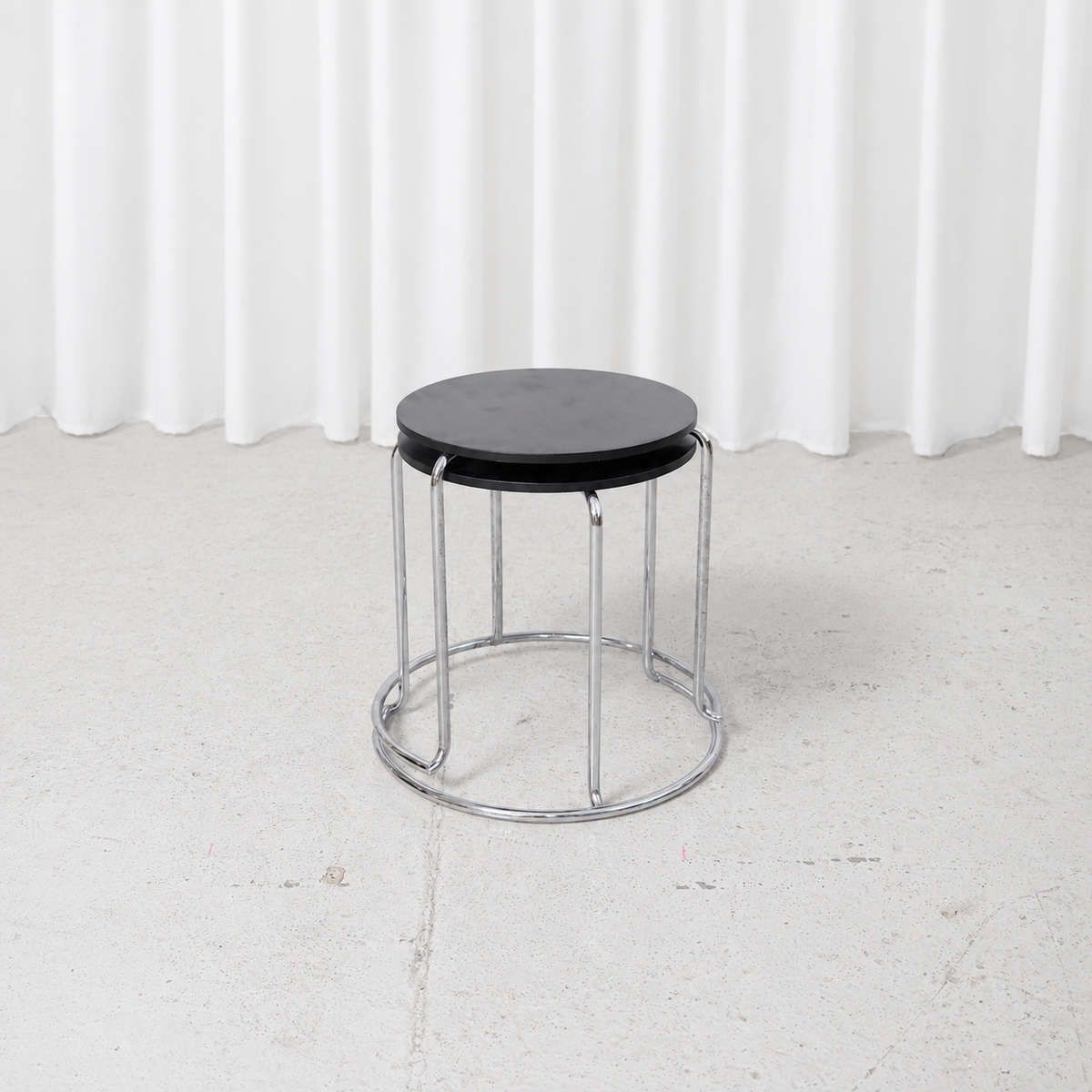 Aino Aalto 606 -sivupöytä, valmistaja Artek, musta