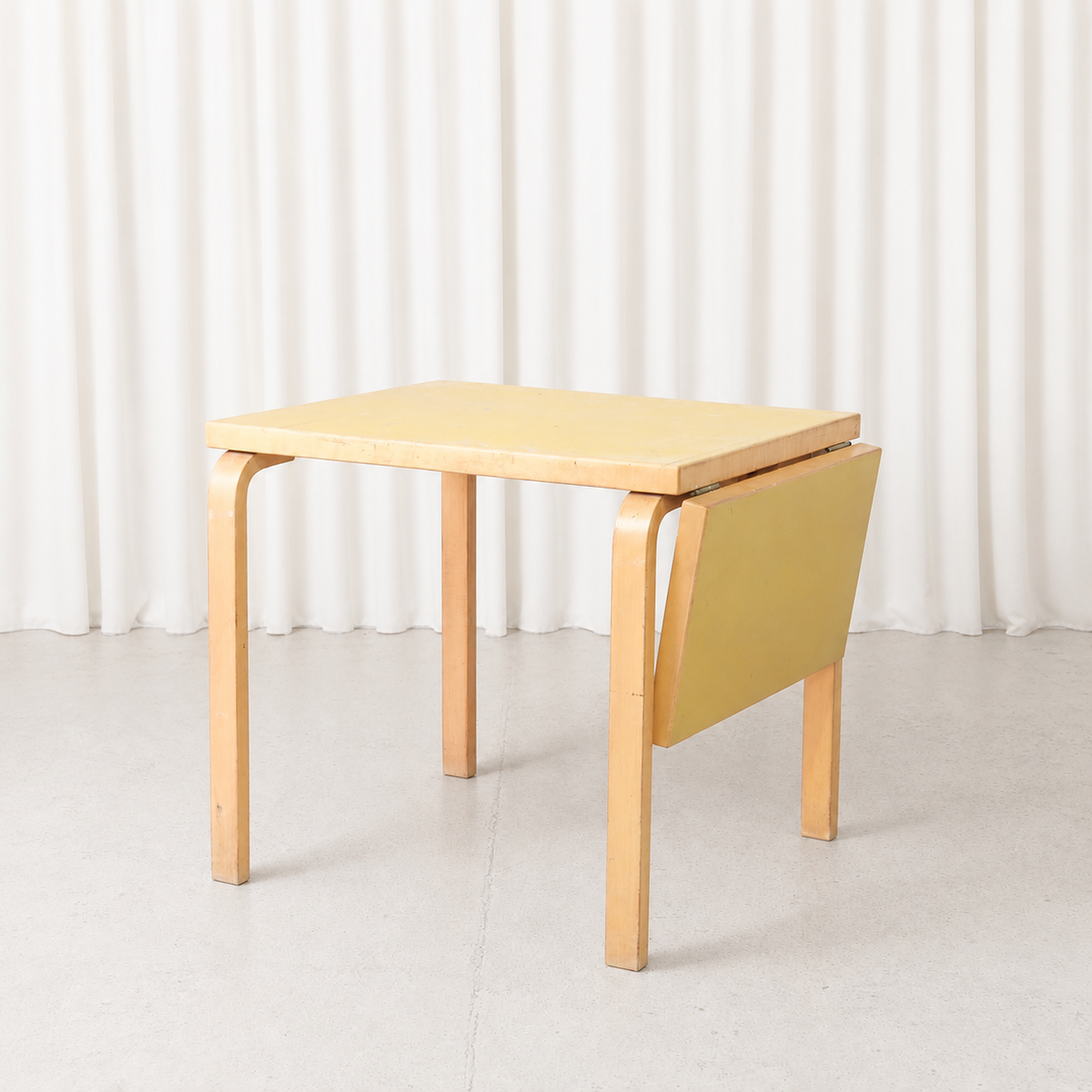 Alvar Aalto DL82 -klaffipöytä, keltainen linoleumi, valmistaja Artek
