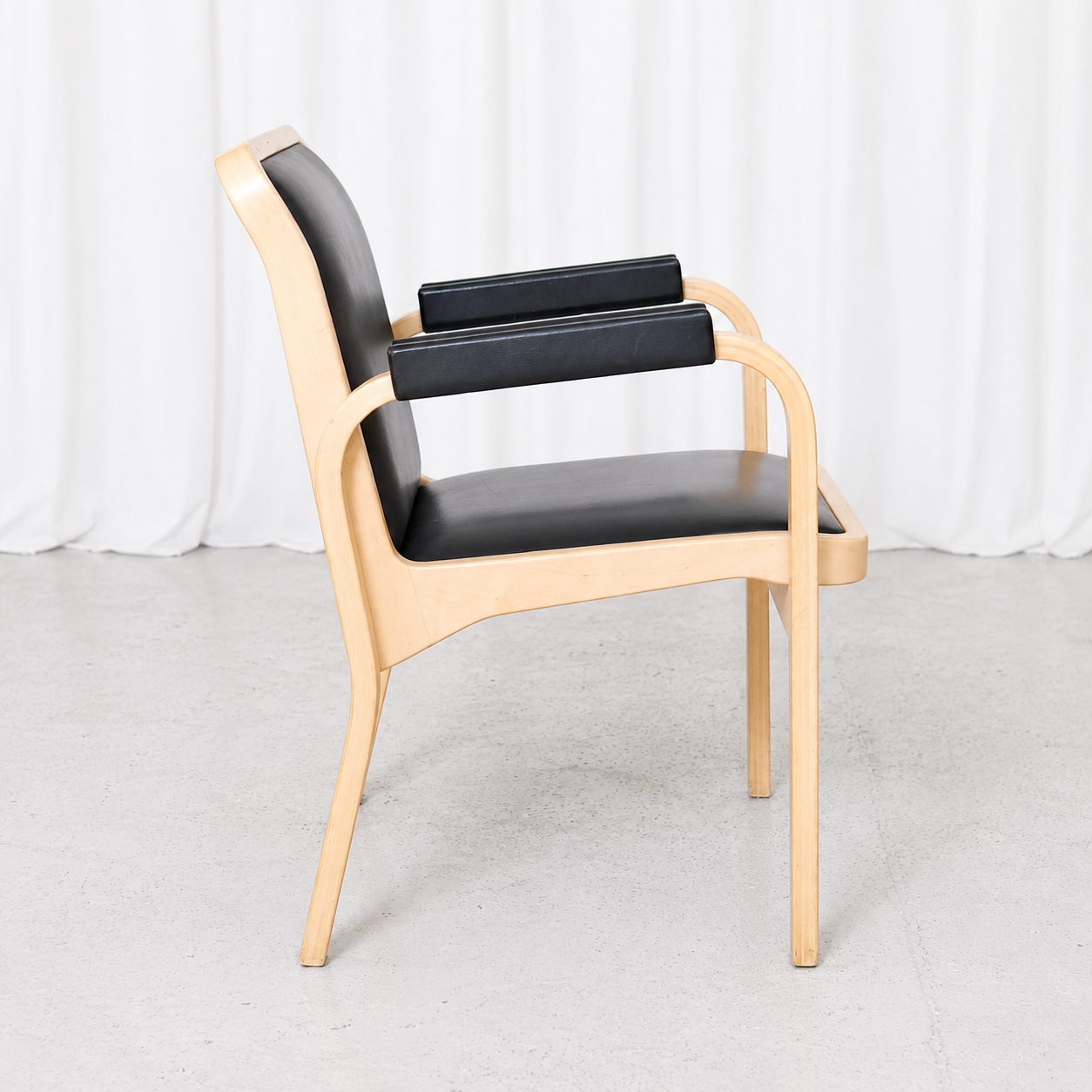 Alvar Aalto E45 -nojatuoli, valmistaja Artek, koivu ja musta nahka