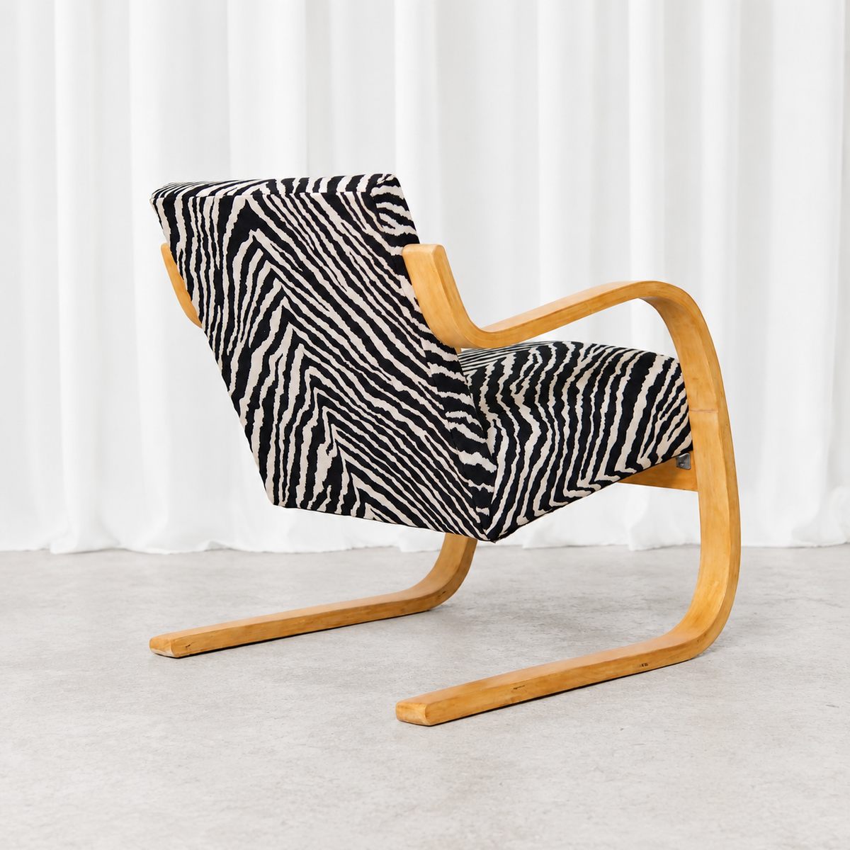 Alvar Aalto Artek 402 -nojatuoli, Zebra-verhoilu