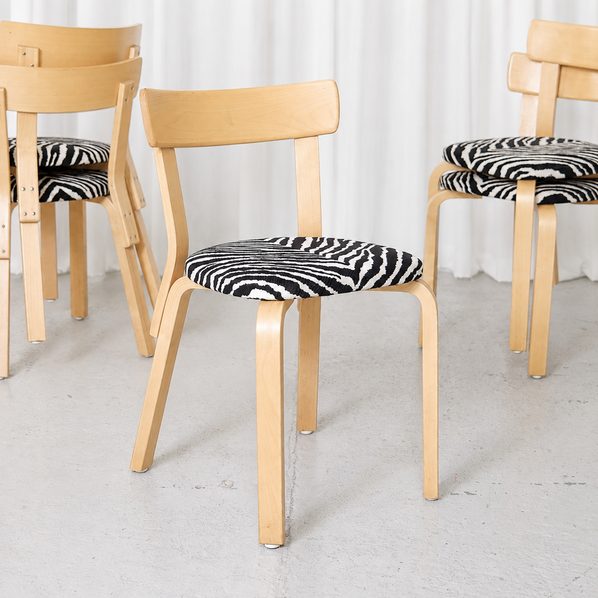 Alvar Aalto 69 -tuoli, valmistaja Artek, Zebra-verhoilu