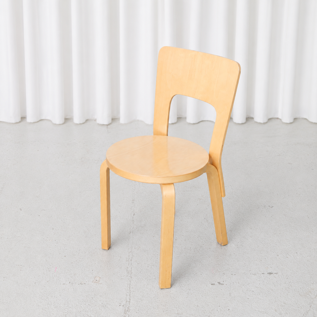 Alvar Aalto 66 -koivutuoli, valmistaja Artek