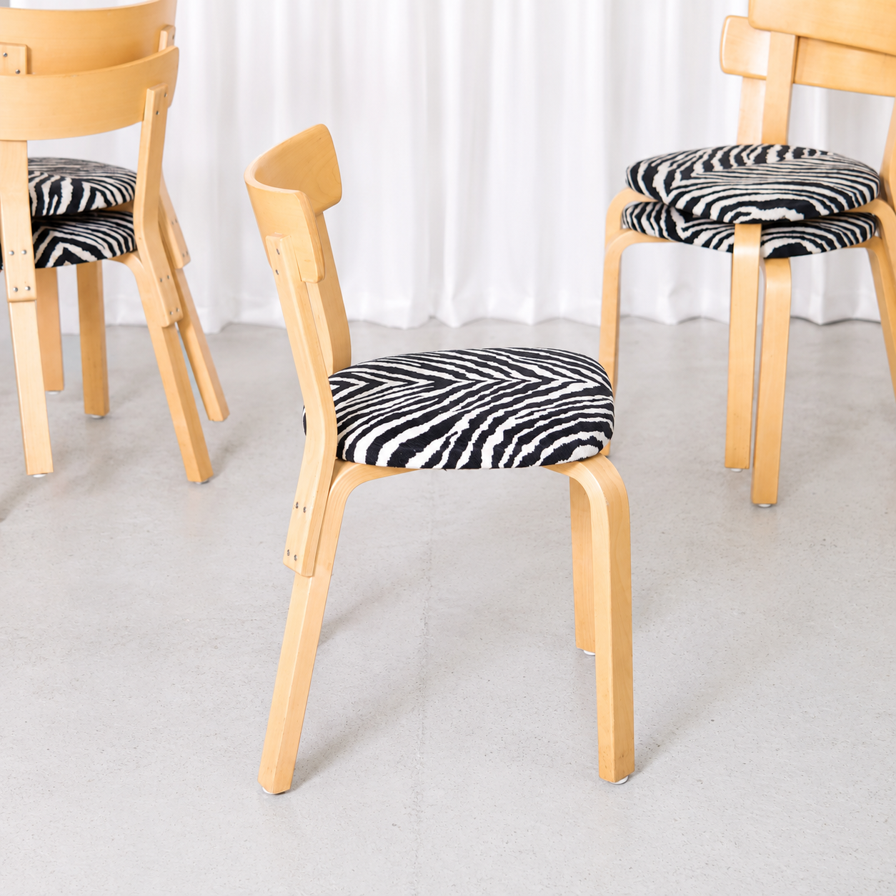 Alvar Aalto 69 -tuoli, valmistaja Artek, Zebra-verhoilu