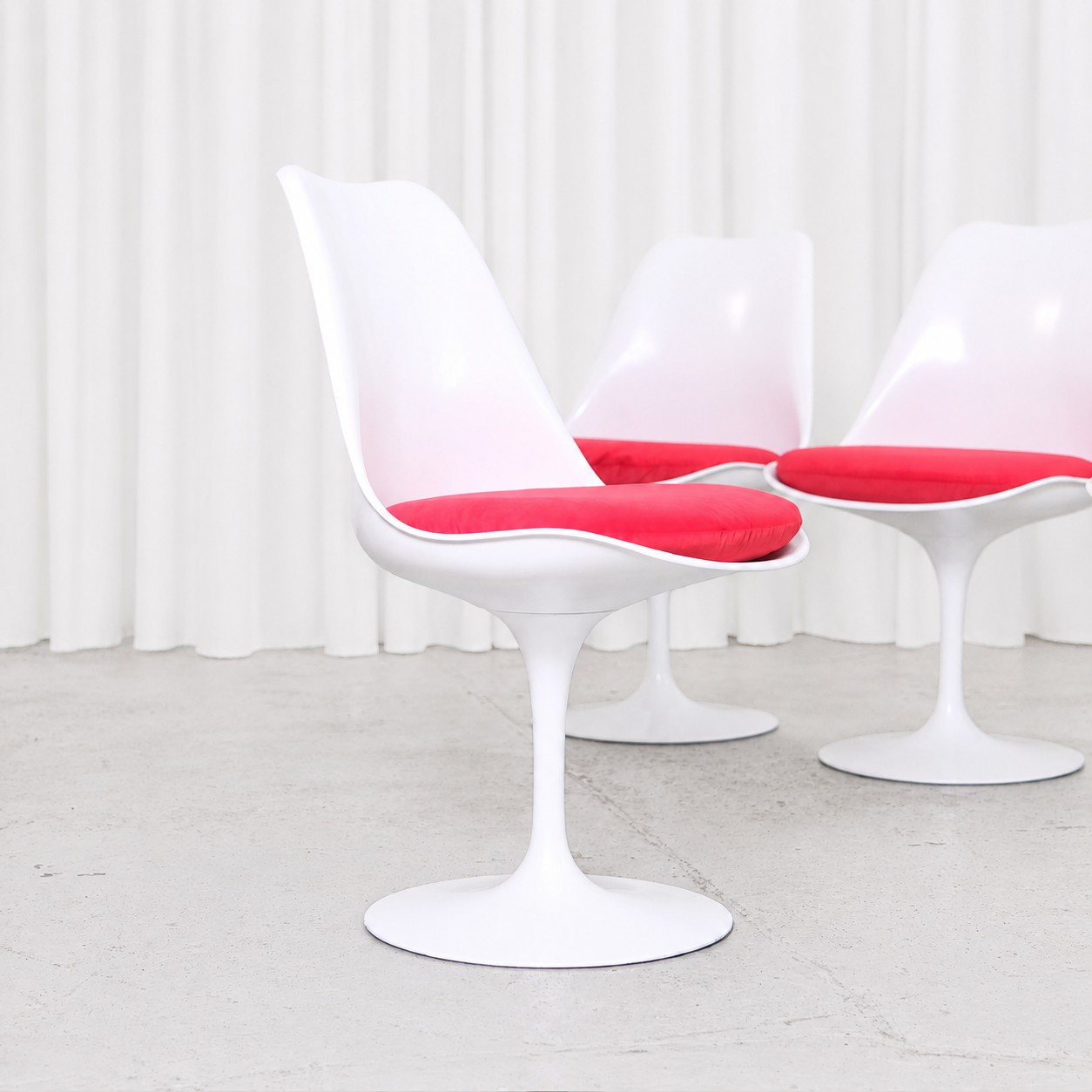 Eero Saarinen Tulip Chair for Knoll in White and Red