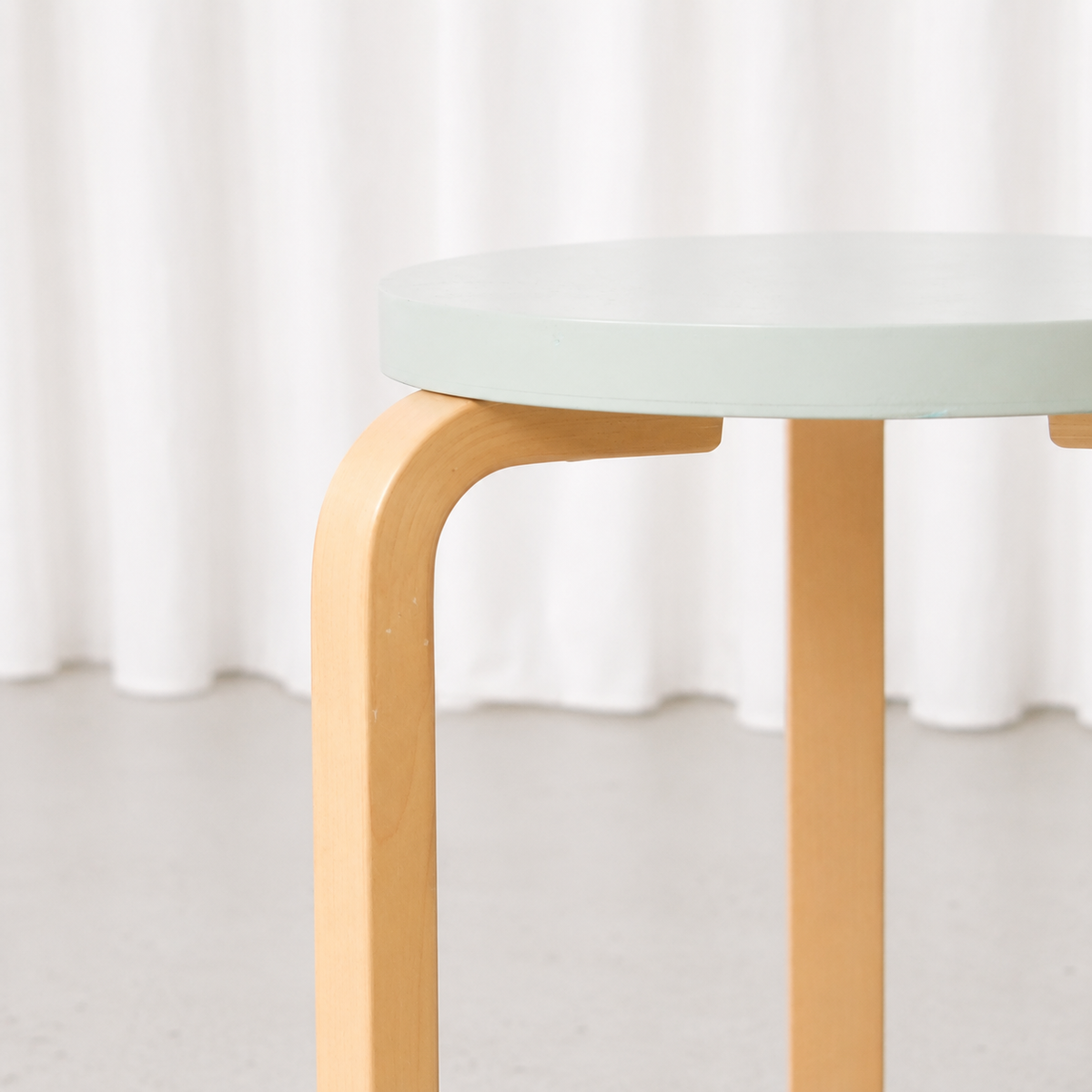 Artek jakkara 60, mintunvihreä 80-vuotisjuhlamalli – Alvar Aalto, 2013
