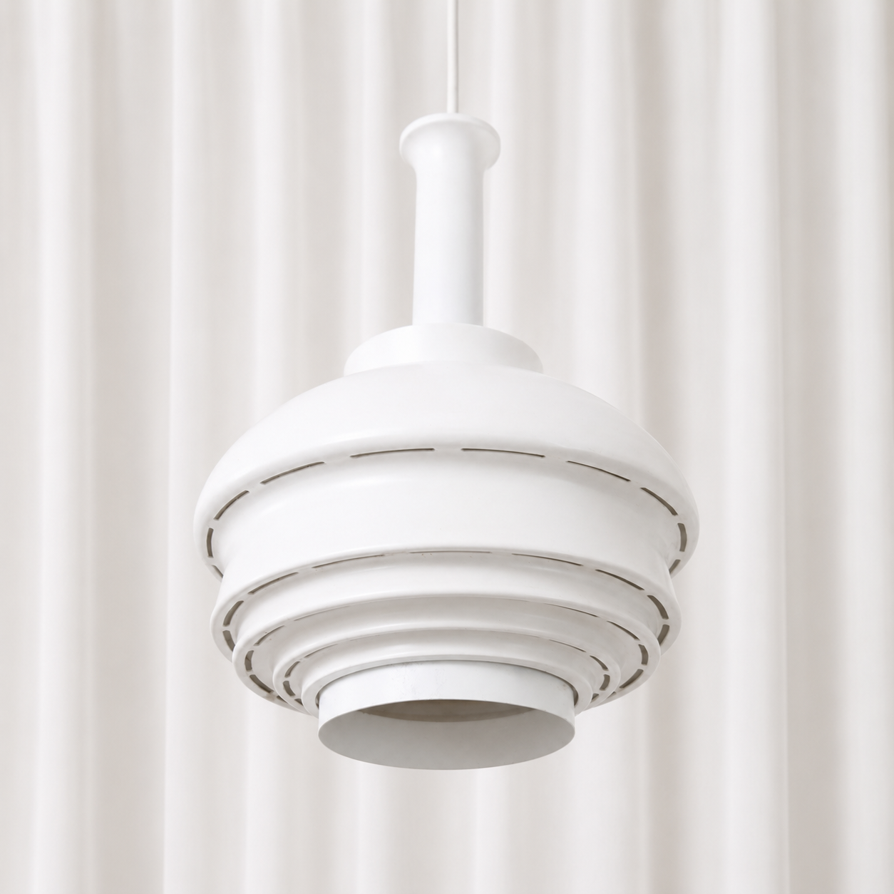 Alvar Aalto A335B -riippuvalaisin, valmistaja Valaistustyö