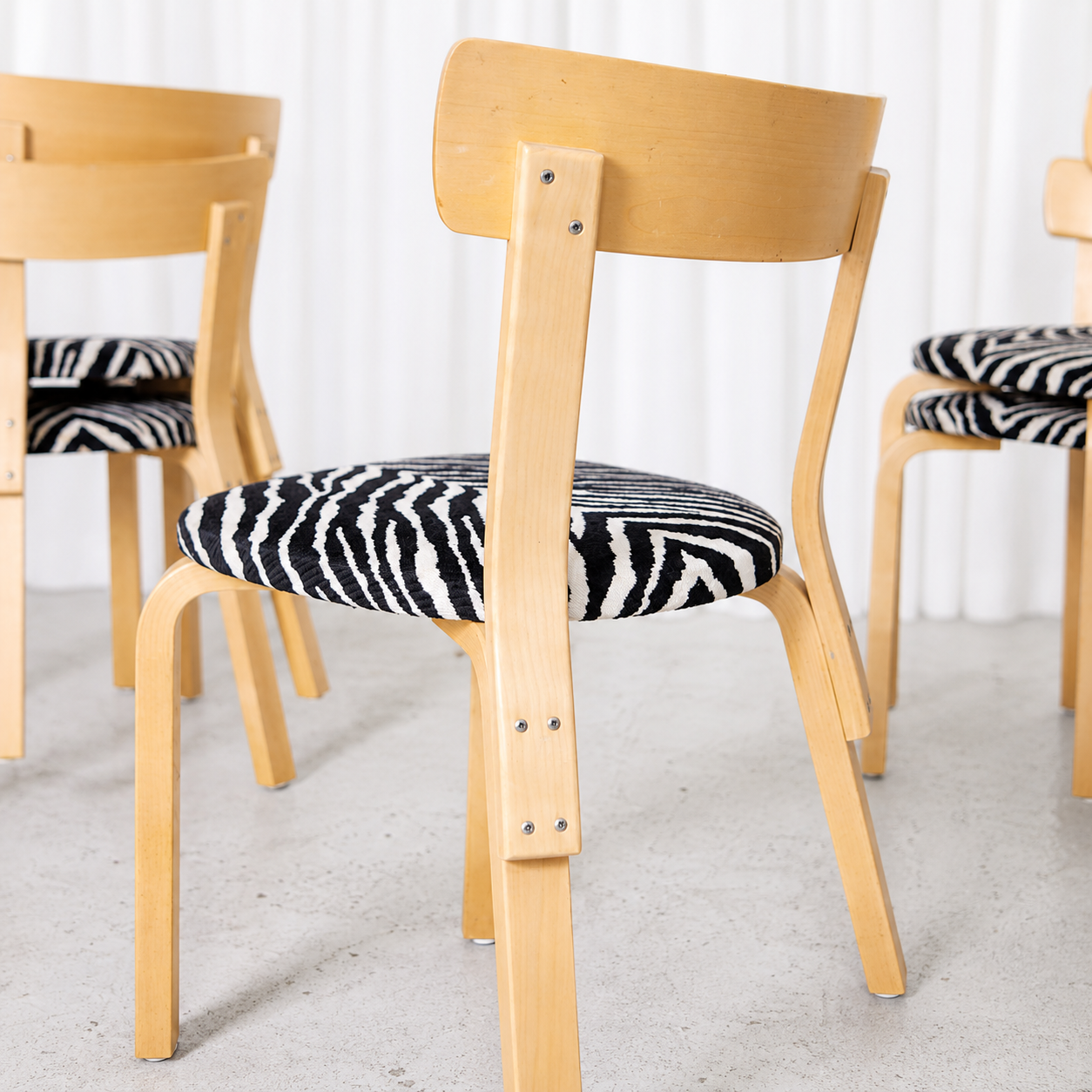 Alvar Aalto 69 -tuoli, valmistaja Artek, Zebra-verhoilu