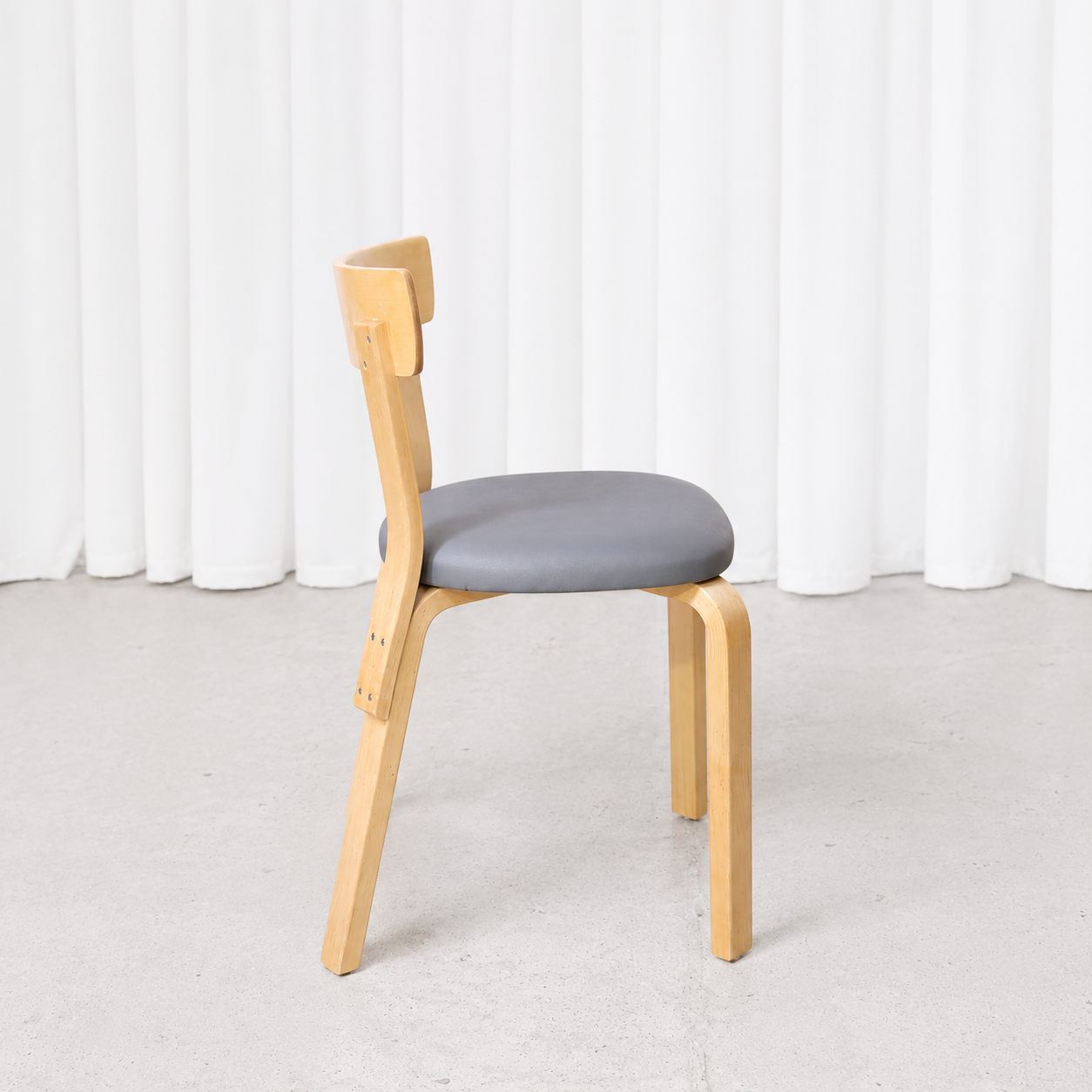 Artek tuoli 69, harmaa verhoilu – Alvar Aalto