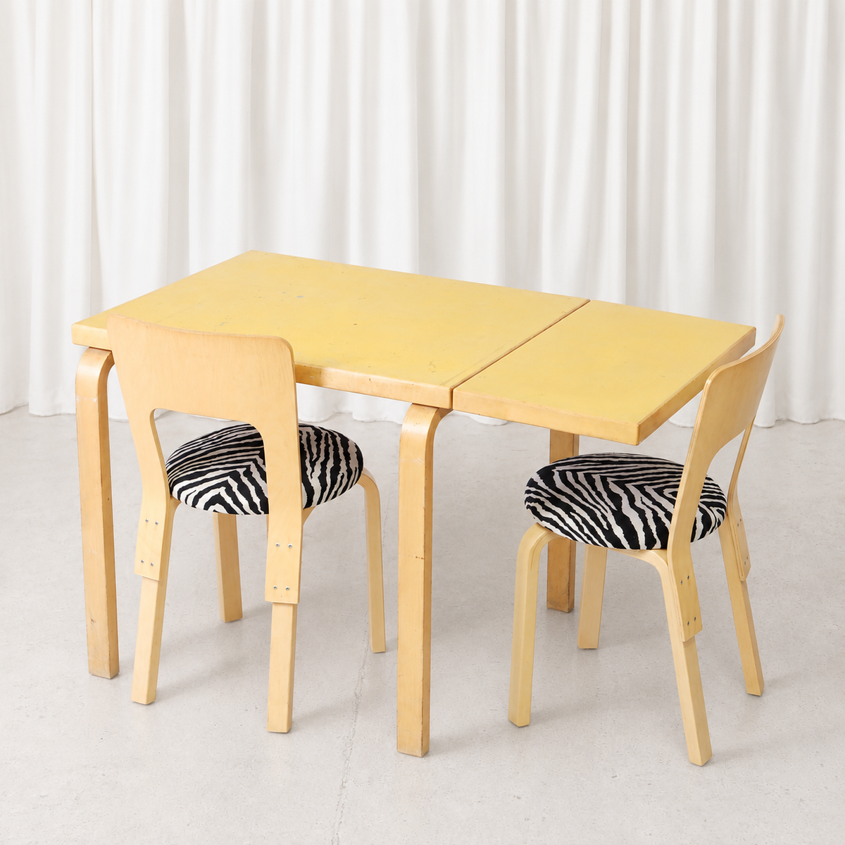 Alvar Aalto DL82 -klaffipöytä, keltainen linoleumi, valmistaja Artek