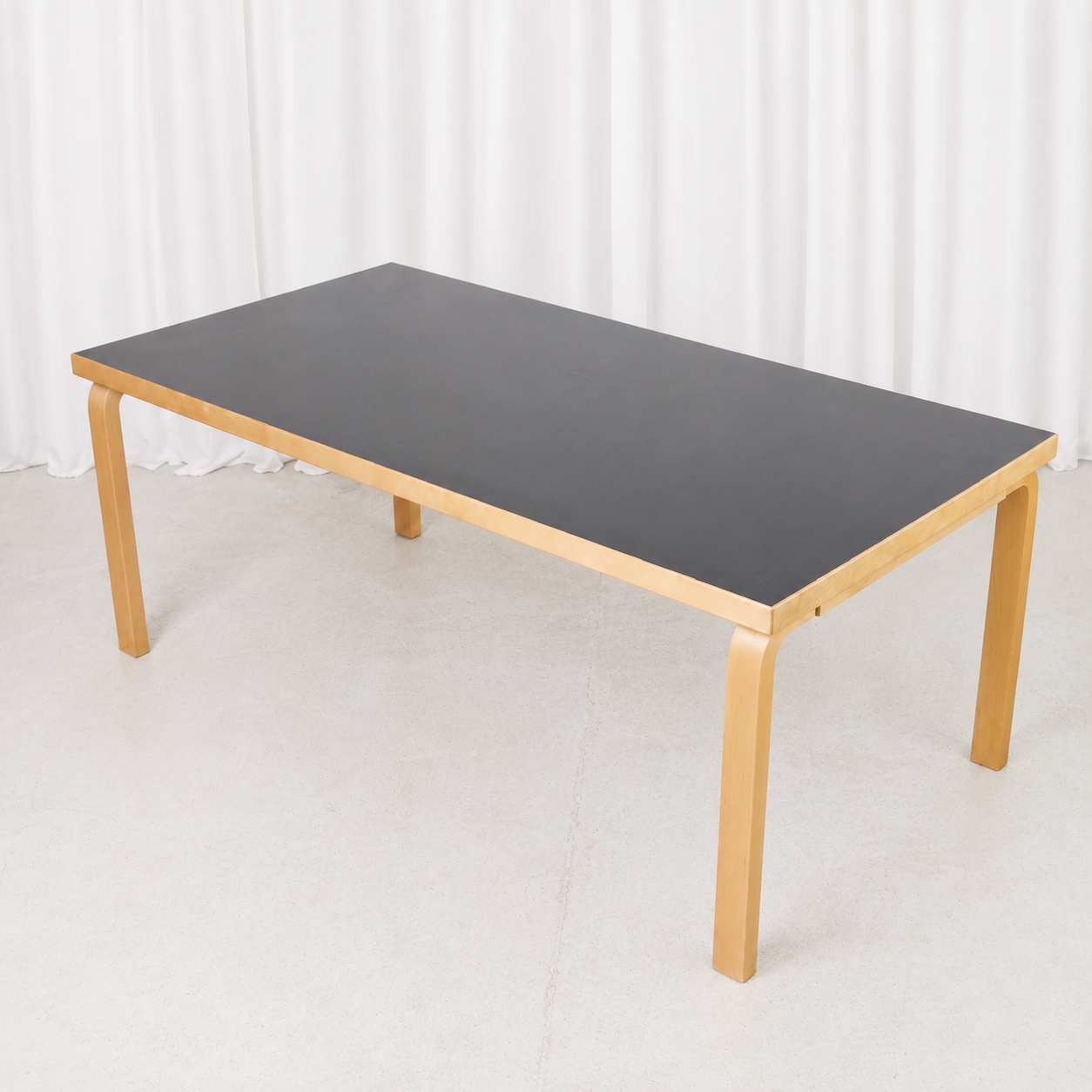 Artek pöytä 83, musta linoleumi – Alvar Aalto