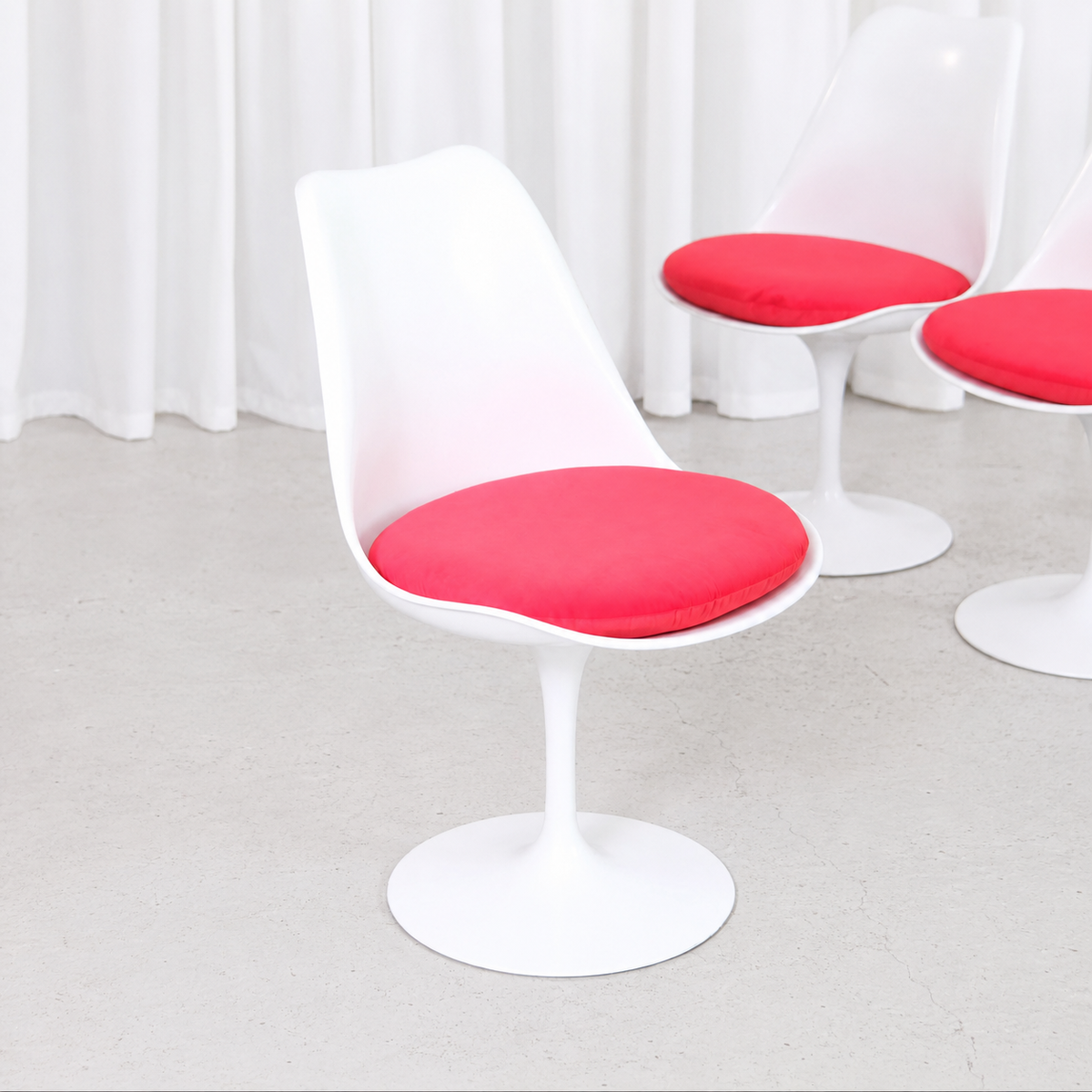 Eero Saarinen Tulip Chair for Knoll in White and Red