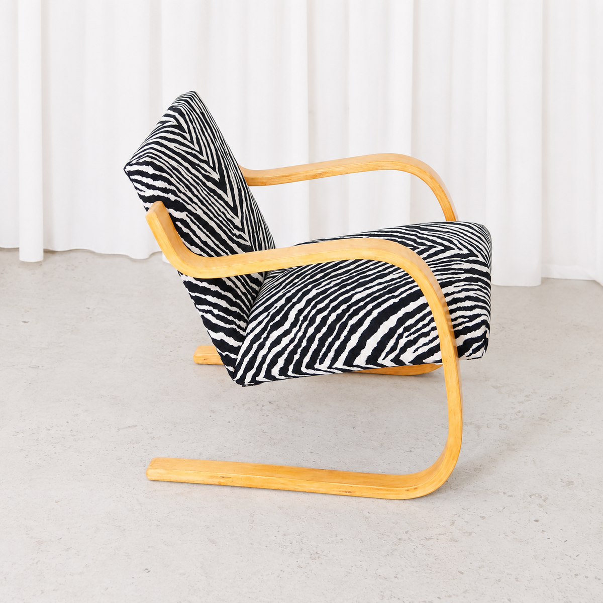 Alvar Aalto Artek 402 -nojatuoli, Zebra-verhoilu