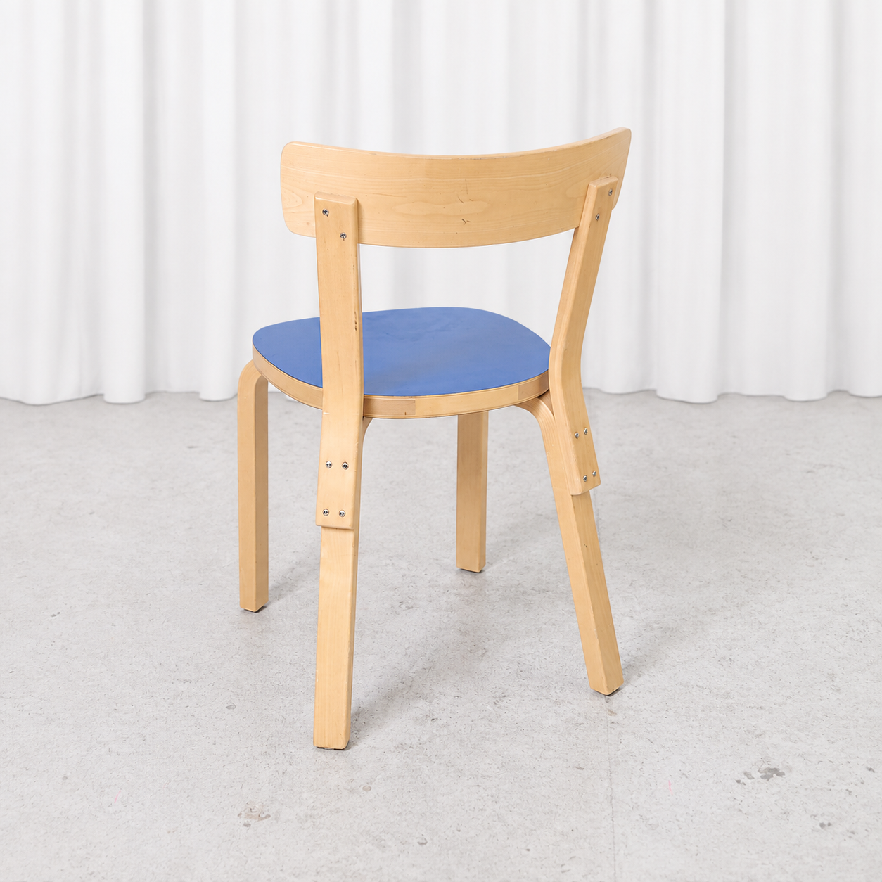 Alvar Aalto 69 -tuoli, valmistaja Artek, sininen laminaatti