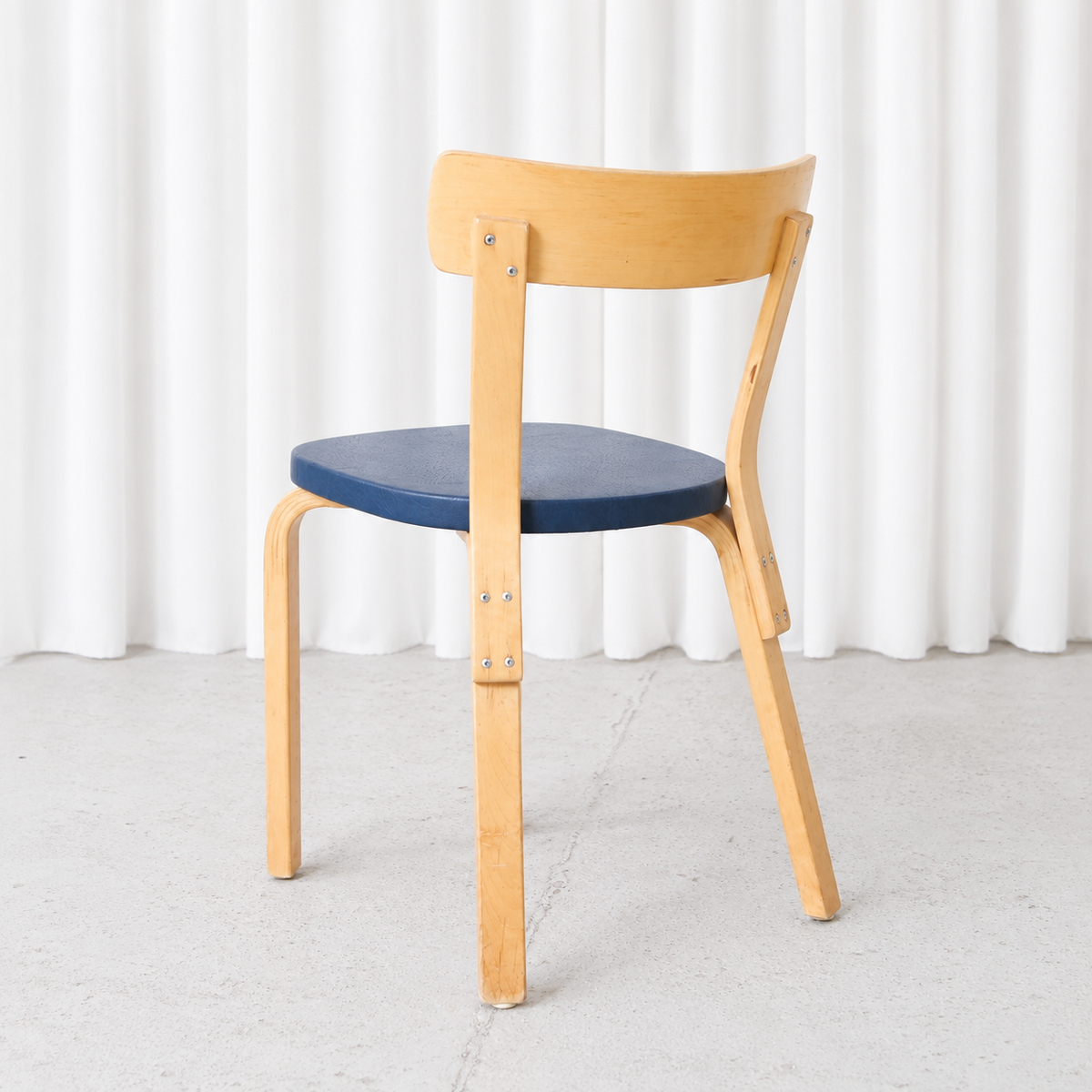 Artek tuoli 69, koivu ja sininen verhoilu – Alvar Aalto