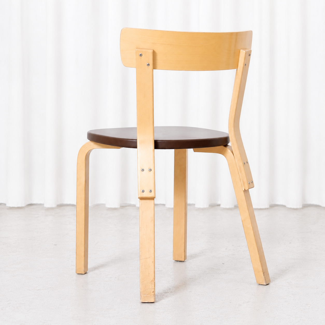 Artek tuoli 69, koivu ja ruskea verhoilu – Alvar Aalto