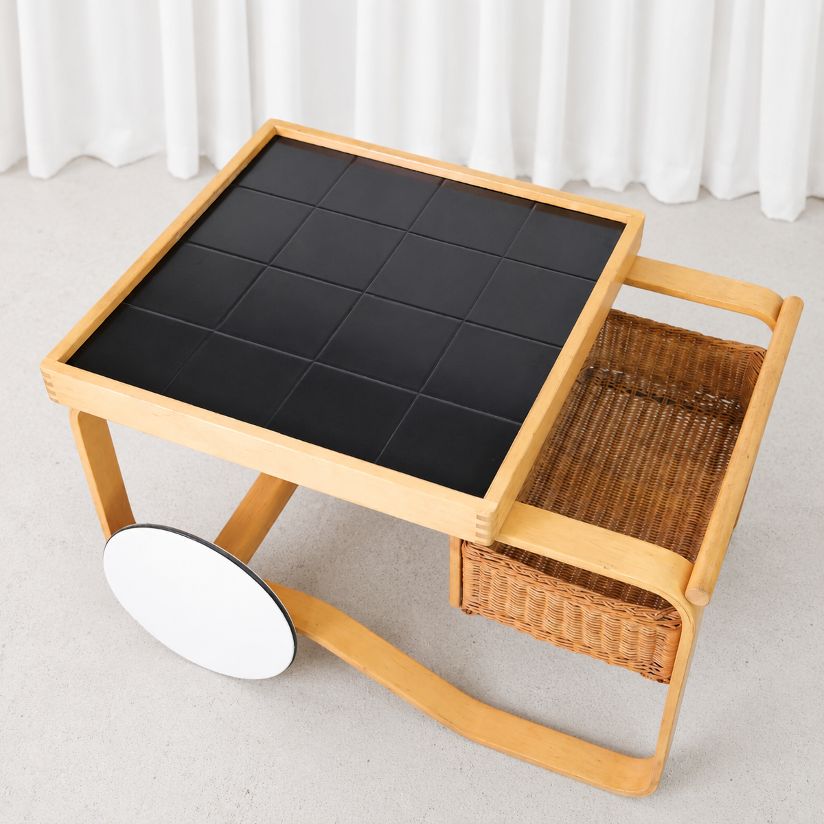 Alvar Aalto Artek 900 -teetarjoiluvaunu, mustat keraamiset laatat