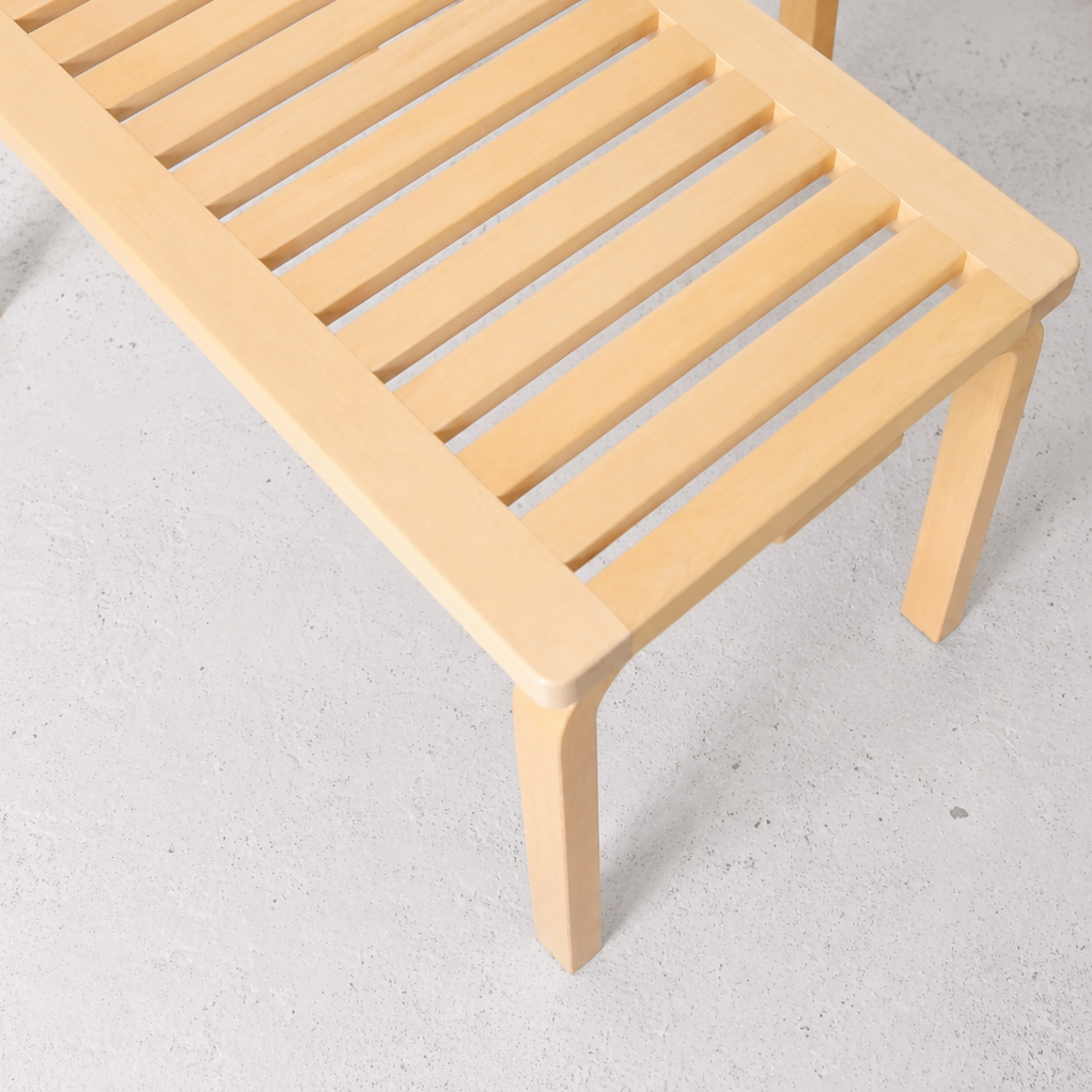 Alvar Aalto 153B -penkki, valmistaja Artek, koivu