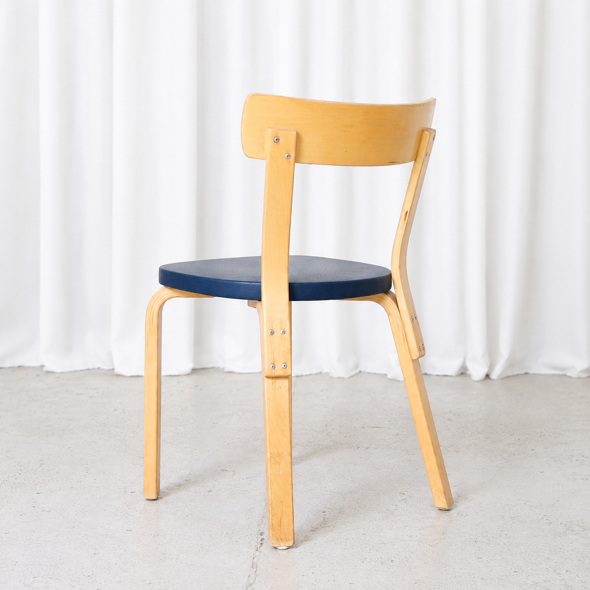 Artek tuoli 69, koivu ja sininen verhoilu – Alvar Aalto