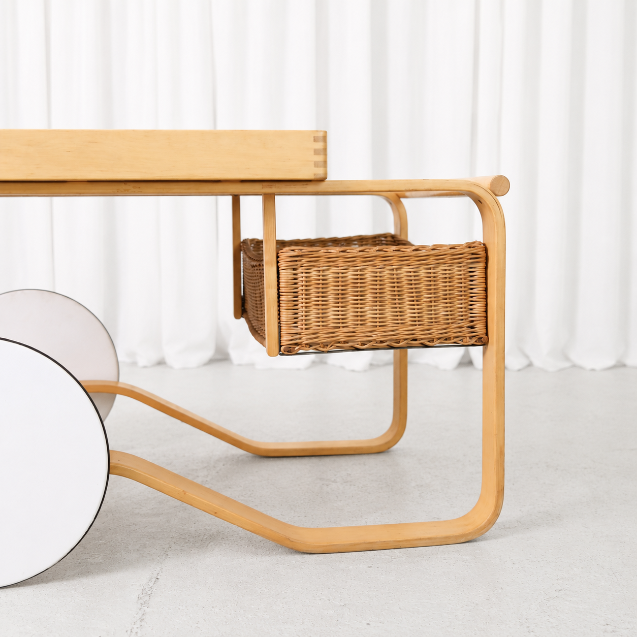 Alvar Aalto Artek 900 -teetarjoiluvaunu, mustat keraamiset laatat