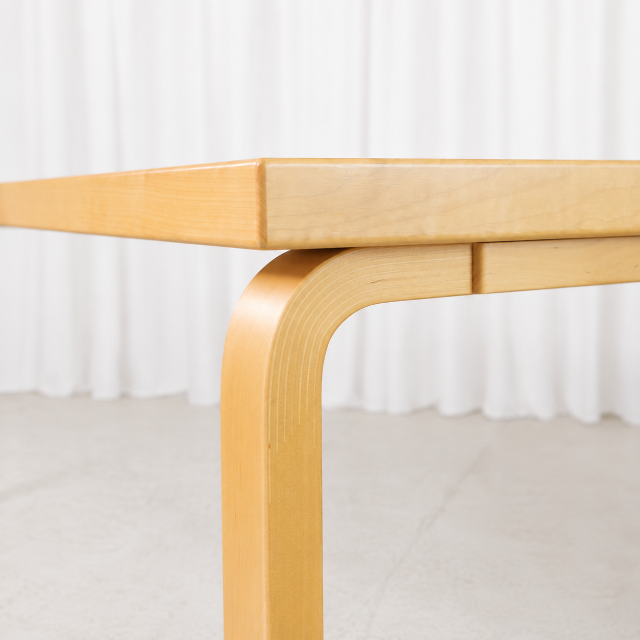 Artek pöytä 83, musta linoleumi – Alvar Aalto