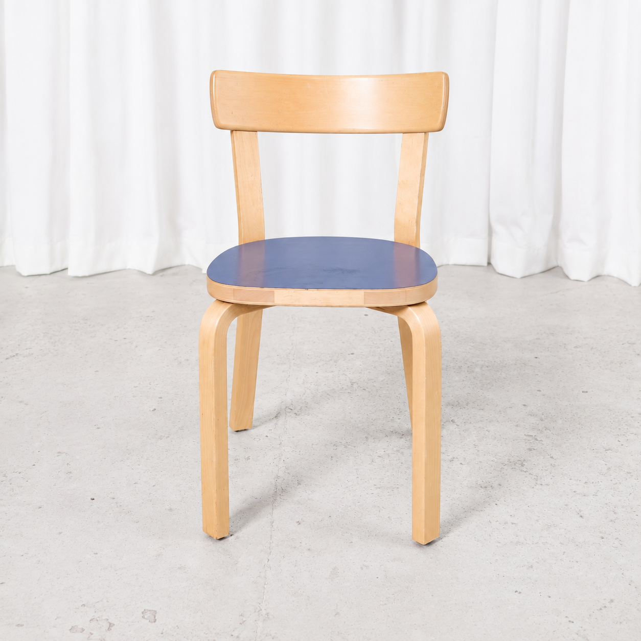 Alvar Aalto 69 -tuoli, valmistaja Artek, sininen laminaatti