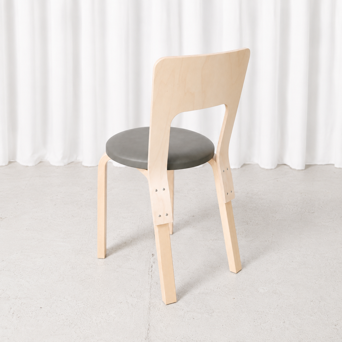 Alvar Aalto 66 -tuoli, valmistaja Artek, 2026