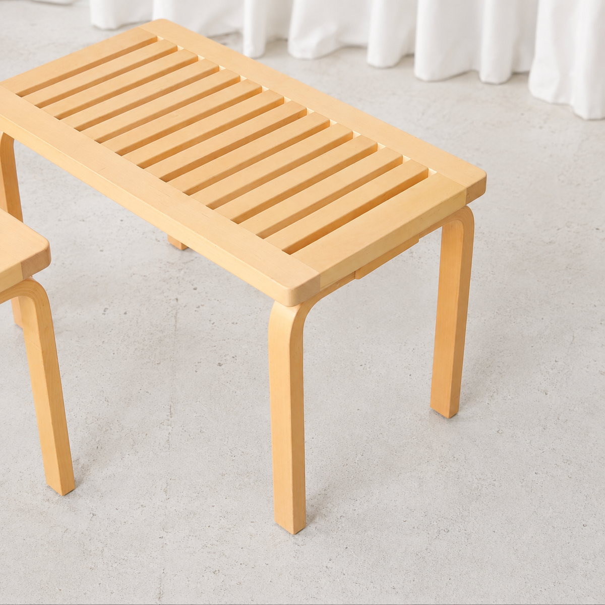 Alvar Aalto 153B -penkki, valmistaja Artek, koivu
