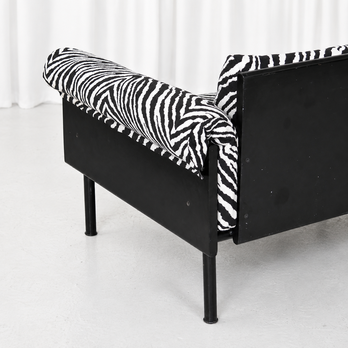 Yrjö Kukkapuro Ateljee -kolmen istuttava sohva, Zebra-verhoilu