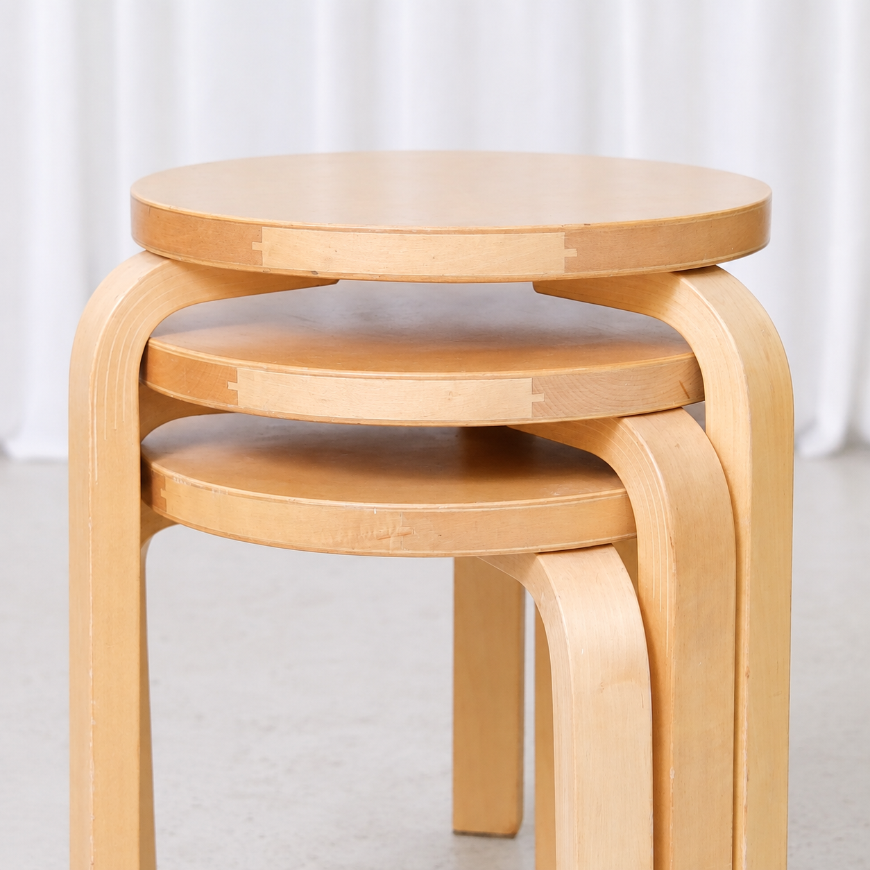 Alvar Aalto 60 -jakkara, valmistaja Artek, 1960-luvun sormiliitosversio