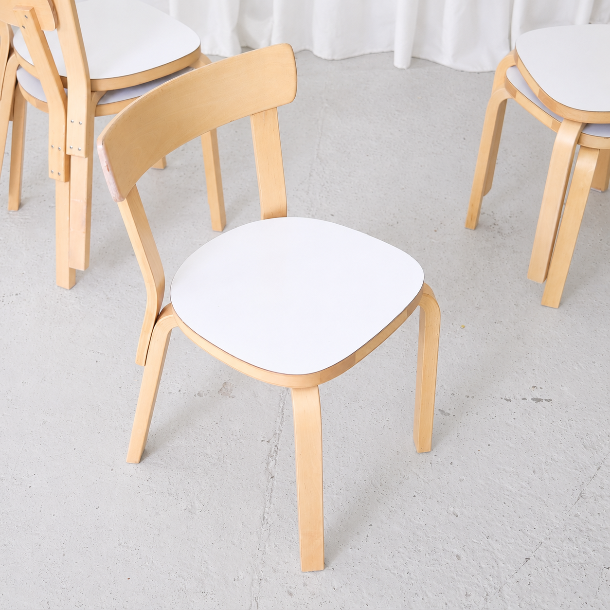 Artek tuoli 69, valkoinen laminaatti – Alvar Aalto