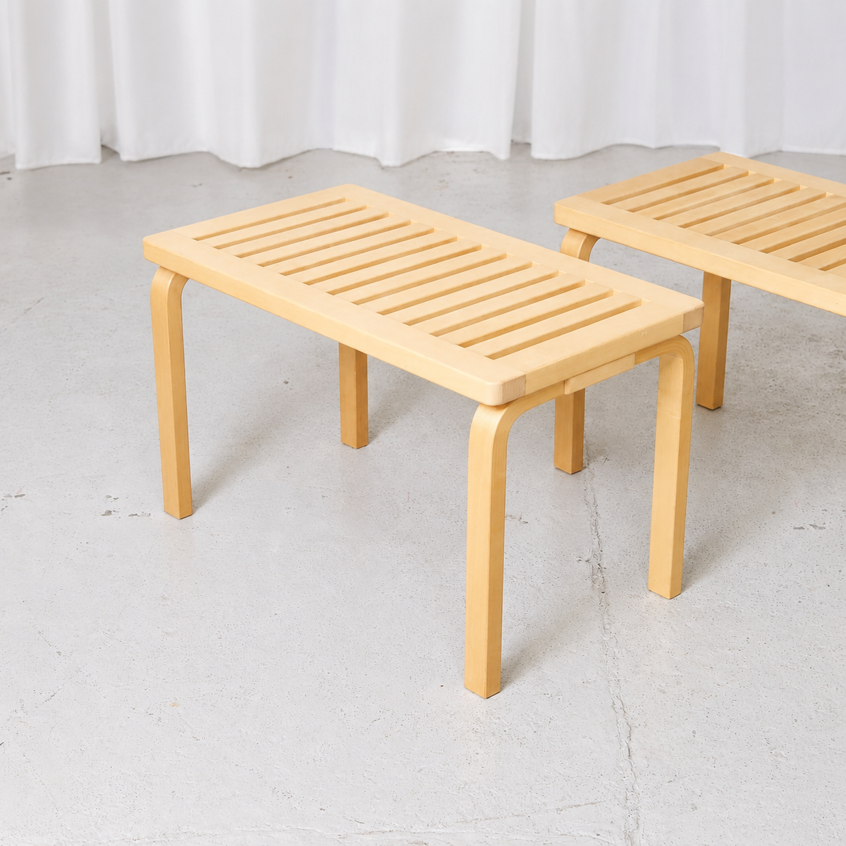 Alvar Aalto 153B -penkki, valmistaja Artek, koivu