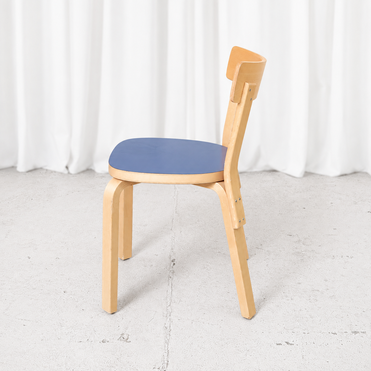 Alvar Aalto 69 -tuoli, valmistaja Artek, sininen laminaatti