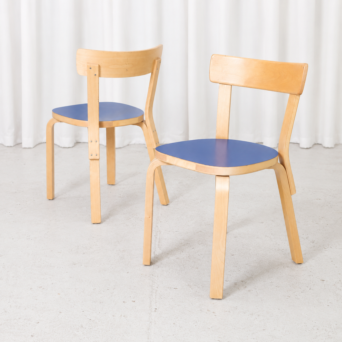 Alvar Aalto 69 -tuoli, valmistaja Artek, sininen laminaatti