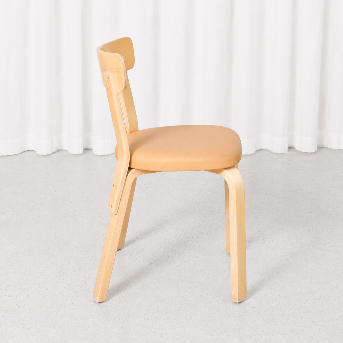 Artek tuoli 69, koivu ja beige verhoilu – Alvar Aalto