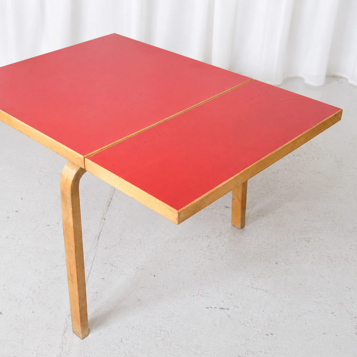 Artek DL81C taittopöytä, punainen linoleumi – Alvar Aalto