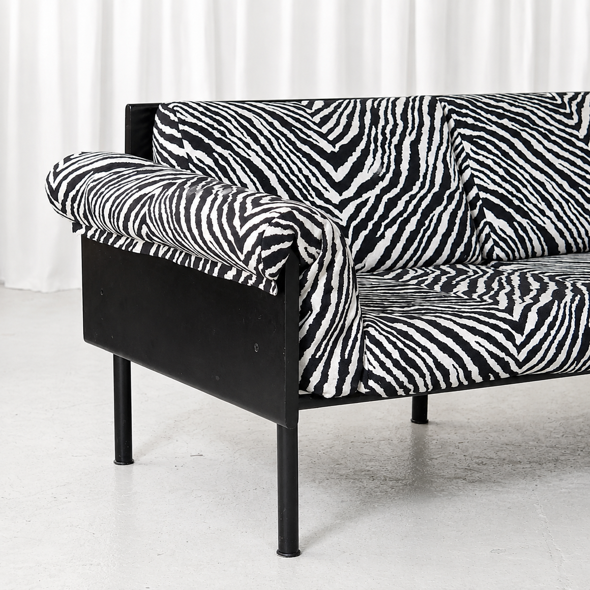 Yrjö Kukkapuro Ateljee -kolmen istuttava sohva, Zebra-verhoilu