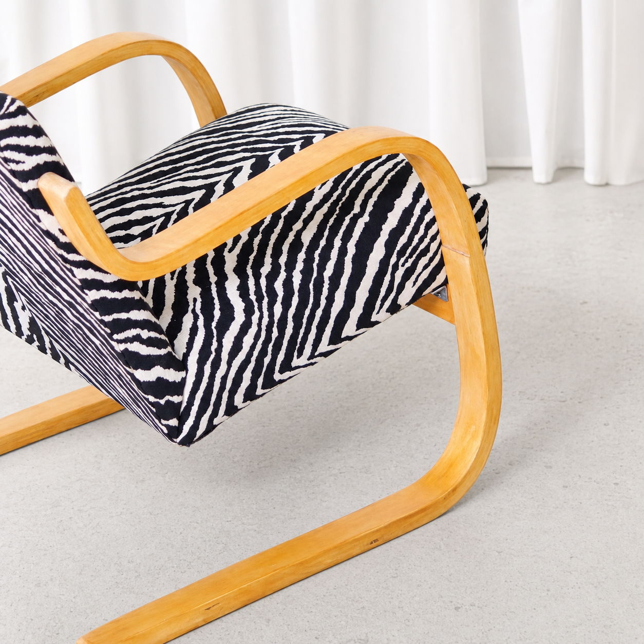 Alvar Aalto Artek 402 -nojatuoli, Zebra-verhoilu