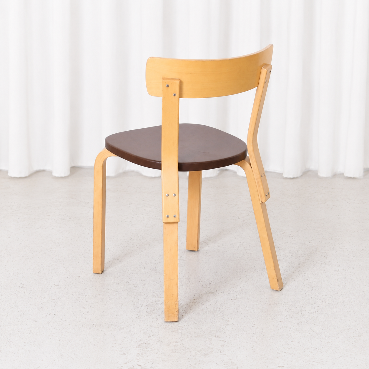 Artek tuoli 69, koivu ja ruskea verhoilu – Alvar Aalto