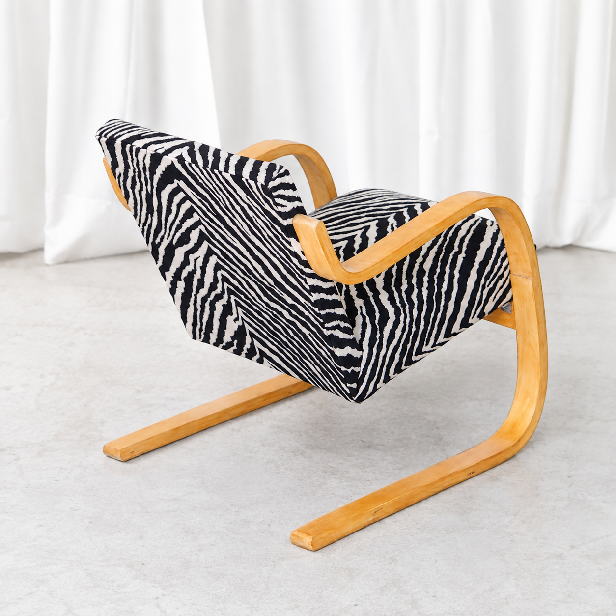 Alvar Aalto Artek 402 -nojatuoli, Zebra-verhoilu