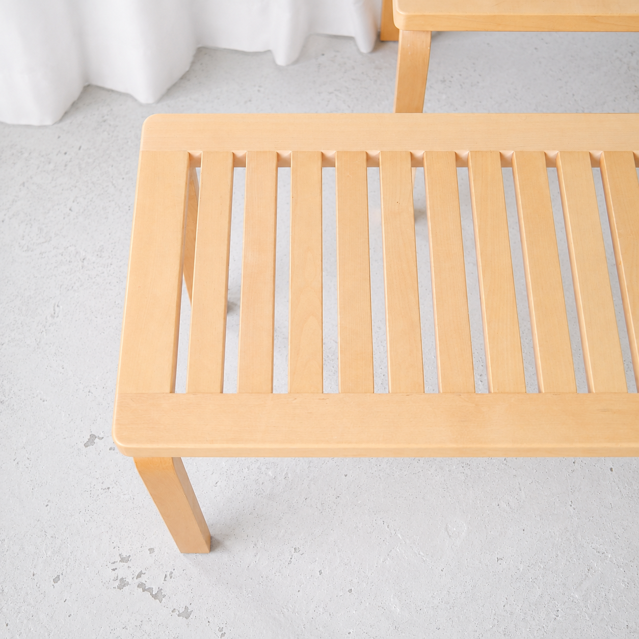 Alvar Aalto 153B -penkki, valmistaja Artek, koivu