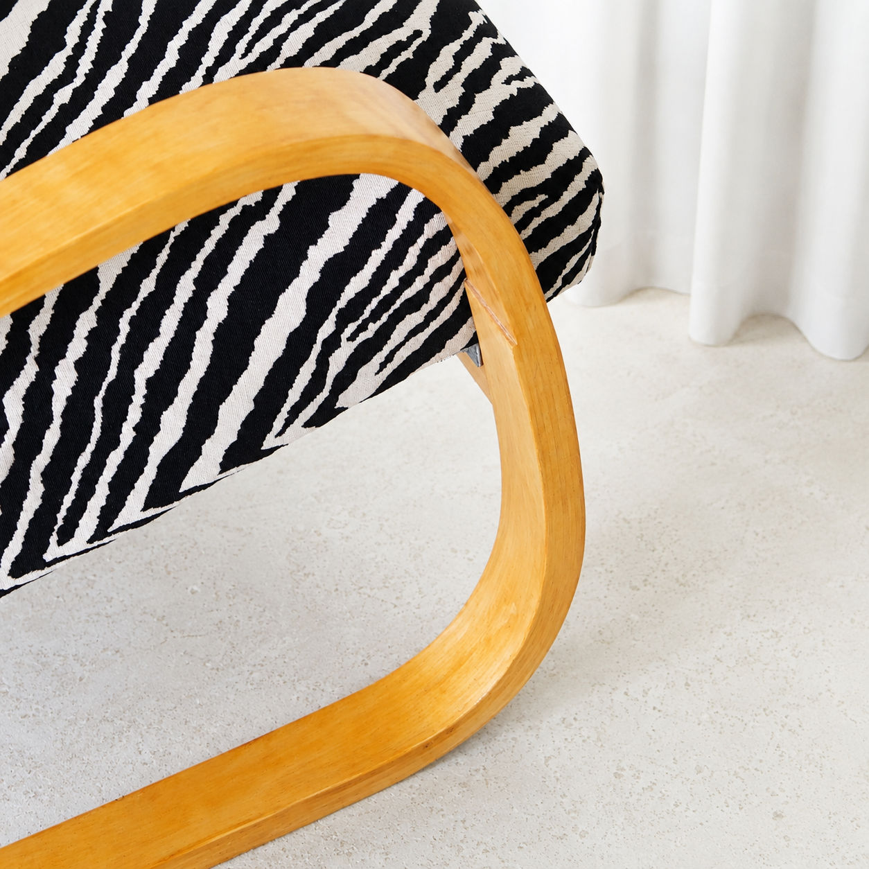 Alvar Aalto Artek 402 -nojatuoli, Zebra-verhoilu