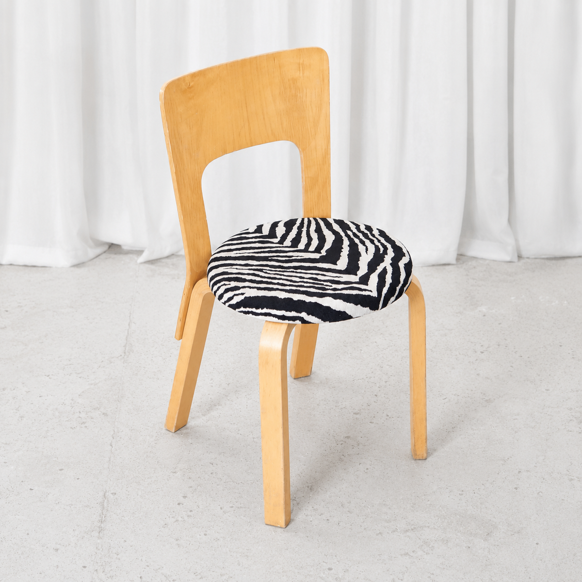 Alvar Aalto 66 -tuoli, valmistaja Artek, Zebra-verhoilu