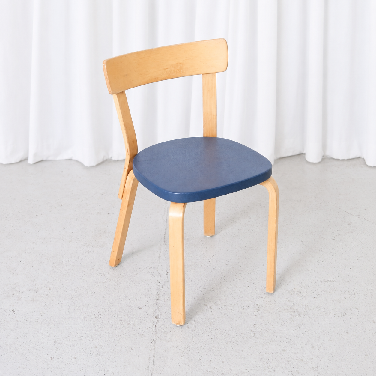 Artek tuoli 69, koivu ja sininen verhoilu – Alvar Aalto