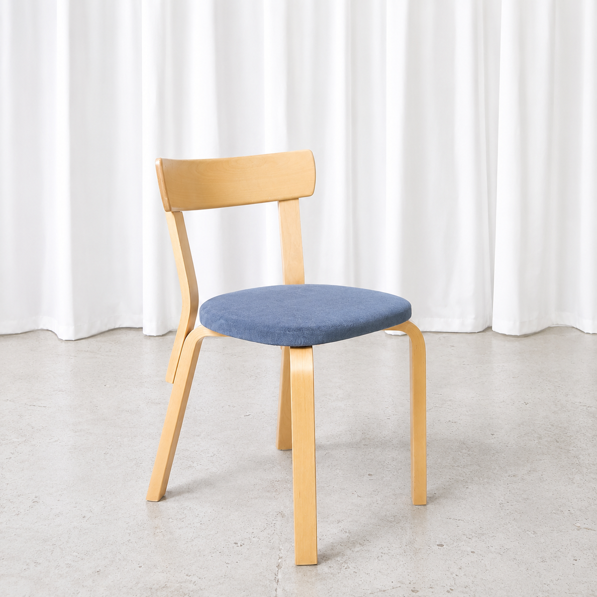 Artek tuoli 69, sininen Alcantara-verhoilu – Alvar Aalto