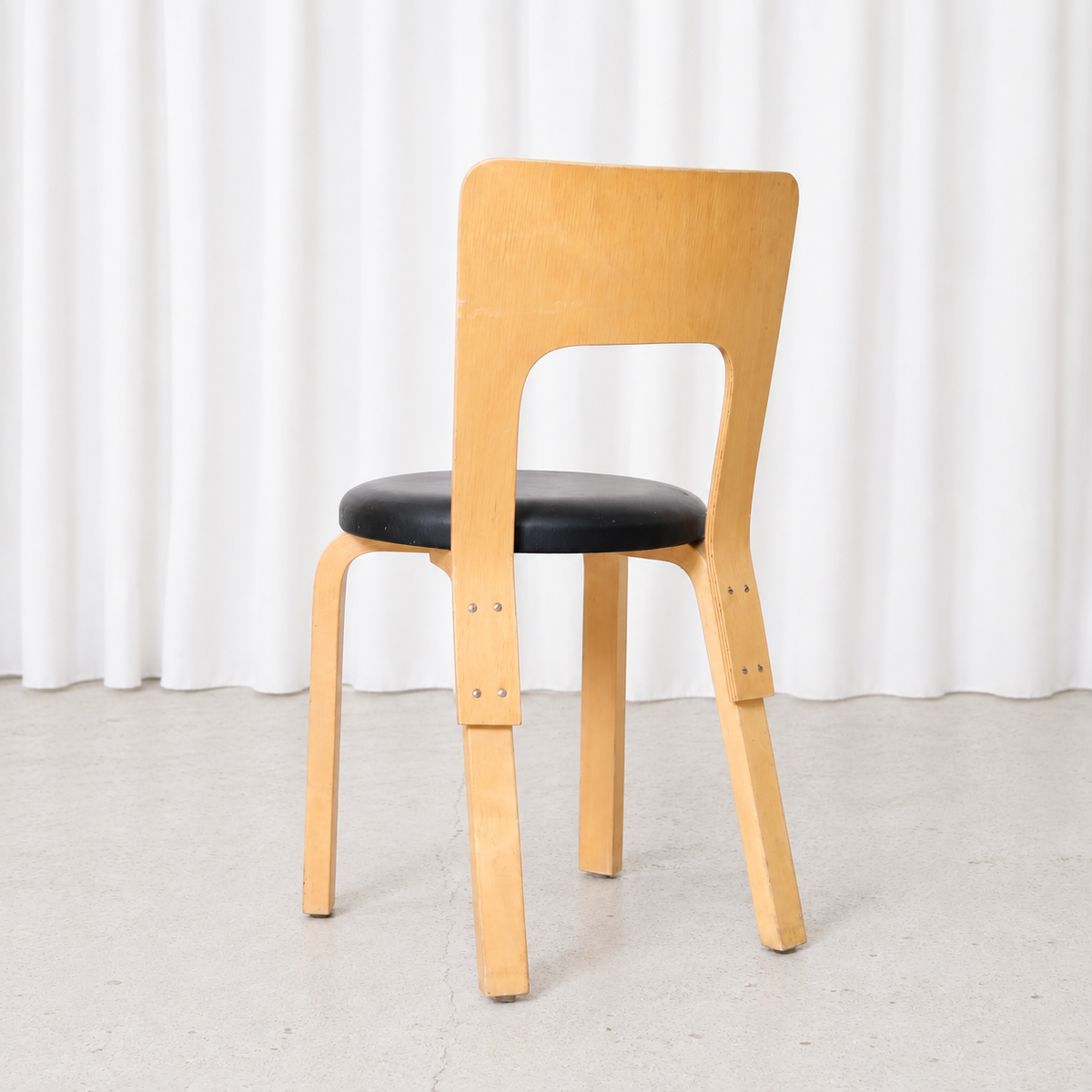 Artek tuoli 66, koivu ja musta nahkaistuin – Alvar Aalto