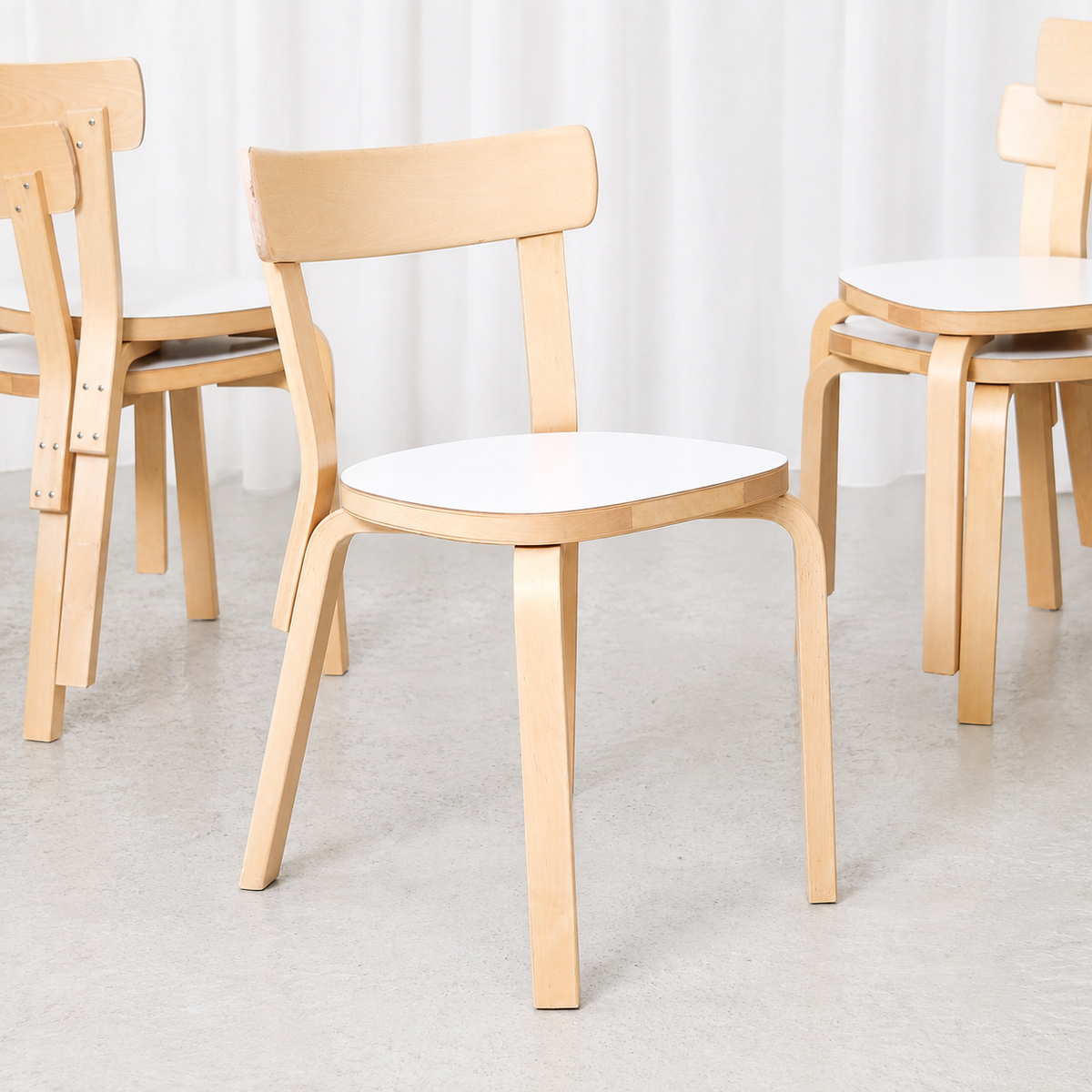 Artek tuoli 69, valkoinen laminaatti – Alvar Aalto